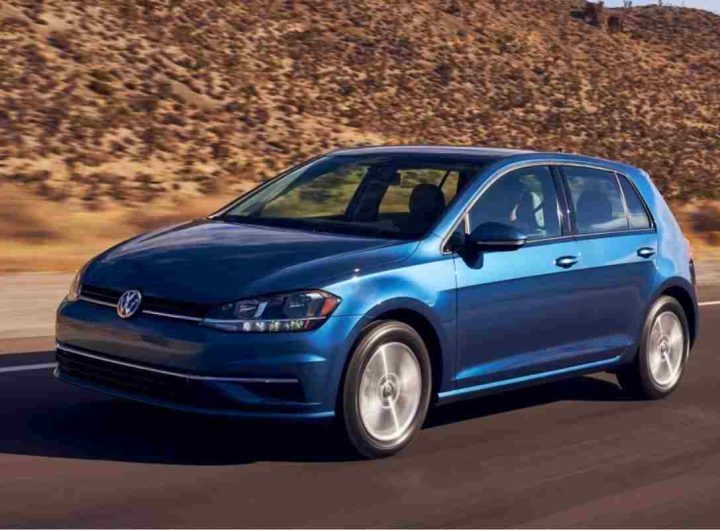 Volkswagen Golf aeroporto abbandonata