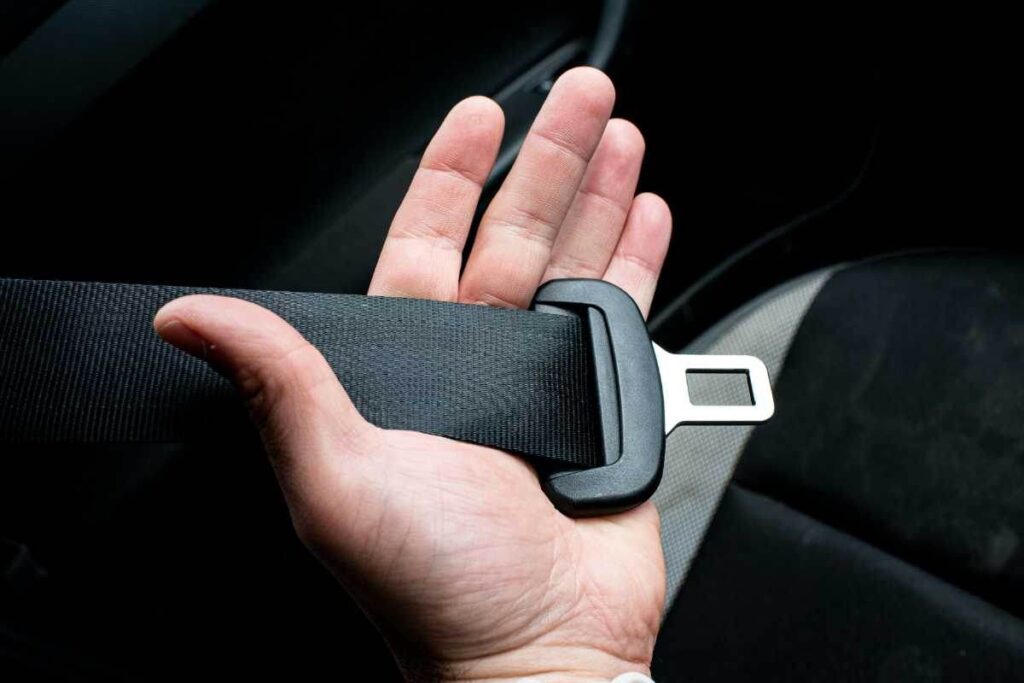 Passeggero senza cintura conseguenze