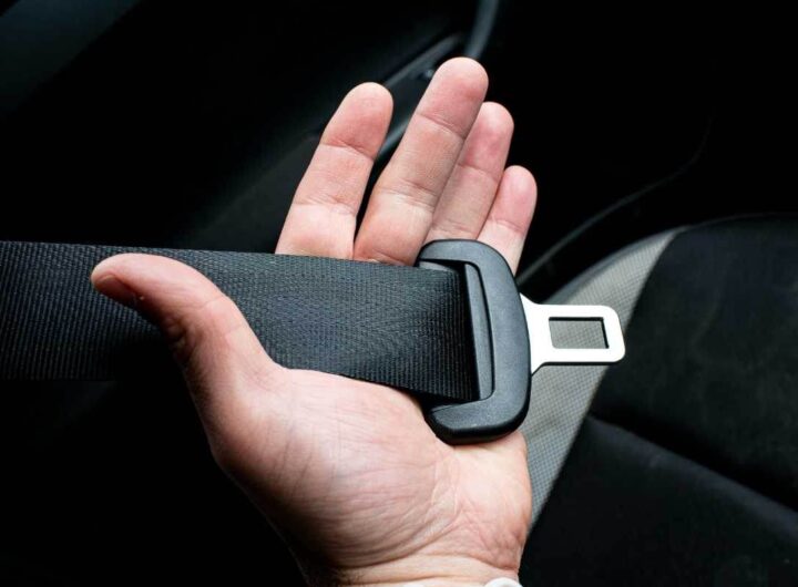 Passeggero senza cintura conseguenze