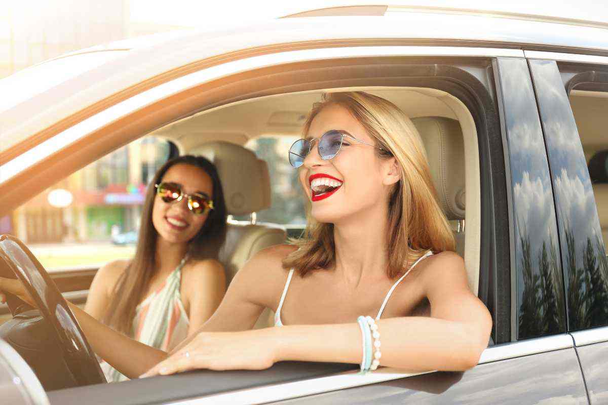 Persone in auto sei sanzioni