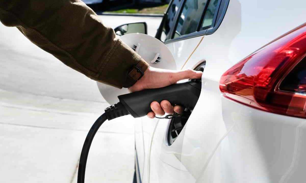 Auto elettrica in ricarica