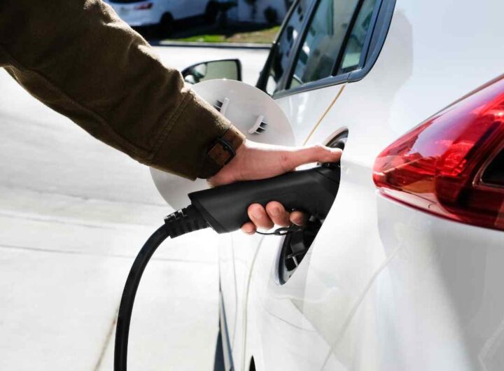 Auto elettrica in ricarica