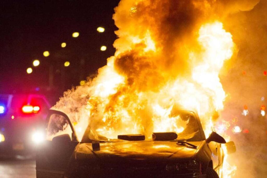 Auto elettrica bruciata incendio