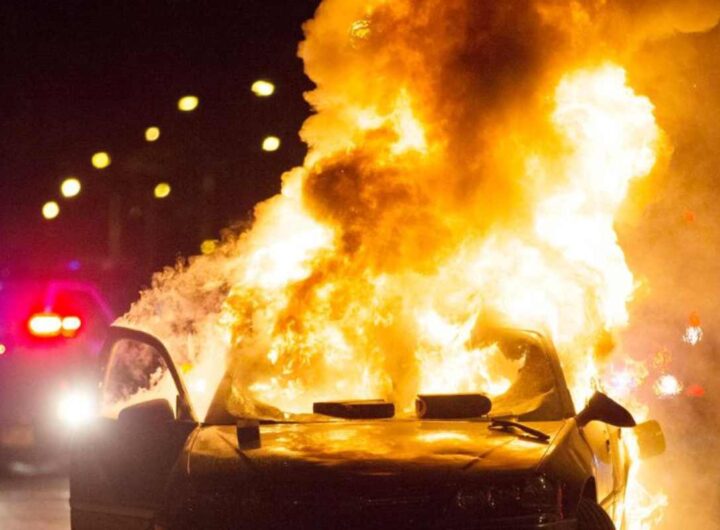 Auto elettrica bruciata incendio