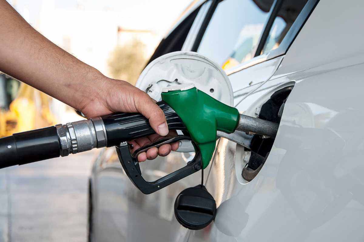 Carburante auto serbatoio mezzo pieno
