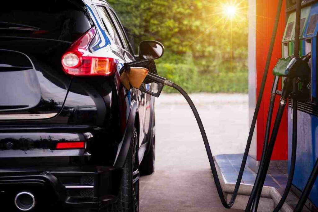 Carburante auto serbatoio mezzo pieno