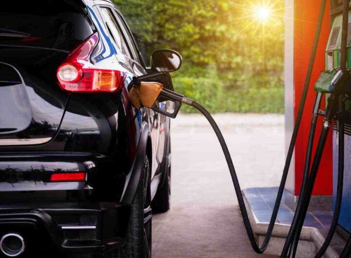 Carburante auto serbatoio mezzo pieno