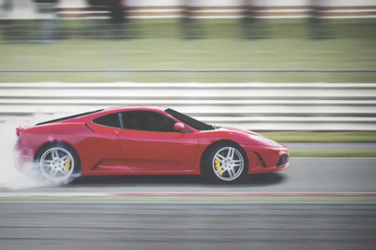 Acquistare un voucher per guidare una Ferrari è un’operazione semplice e veloce.