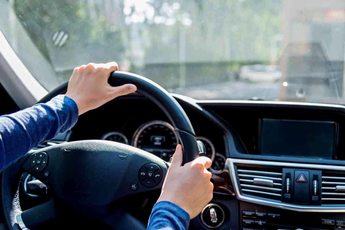 Persona alla guida di un'auto