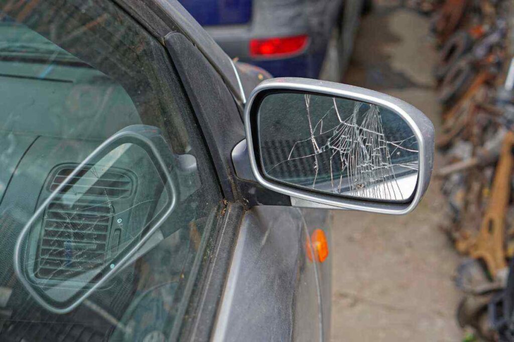 Specchietto rotto come risolvere legalmente