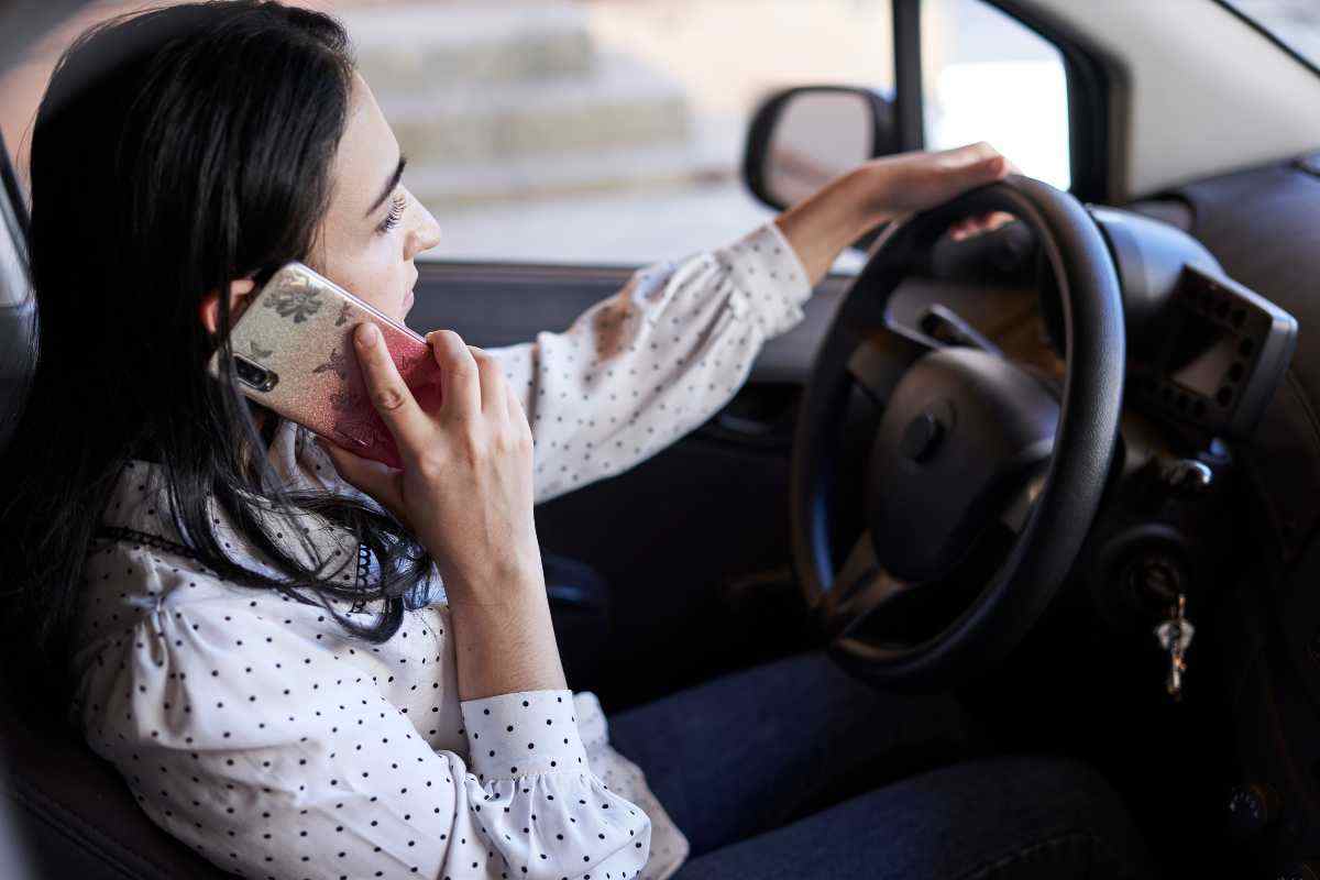 Multa telefono auto