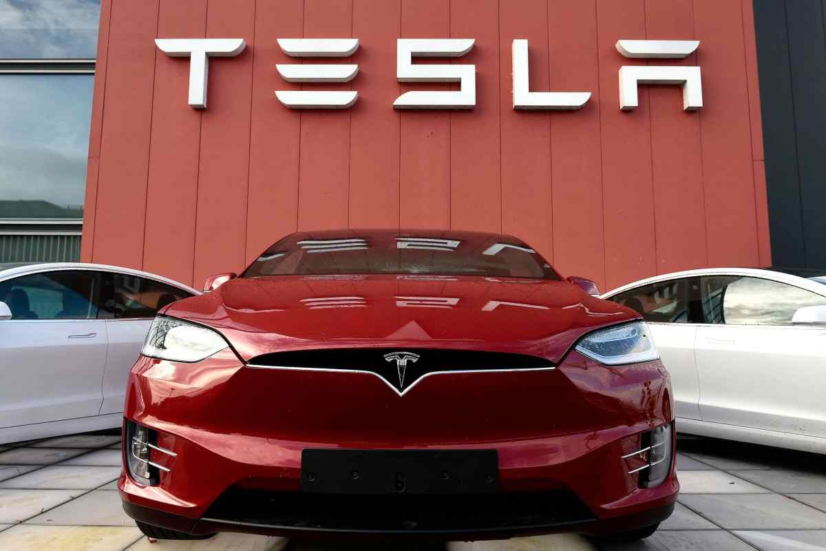 Tesla crisi