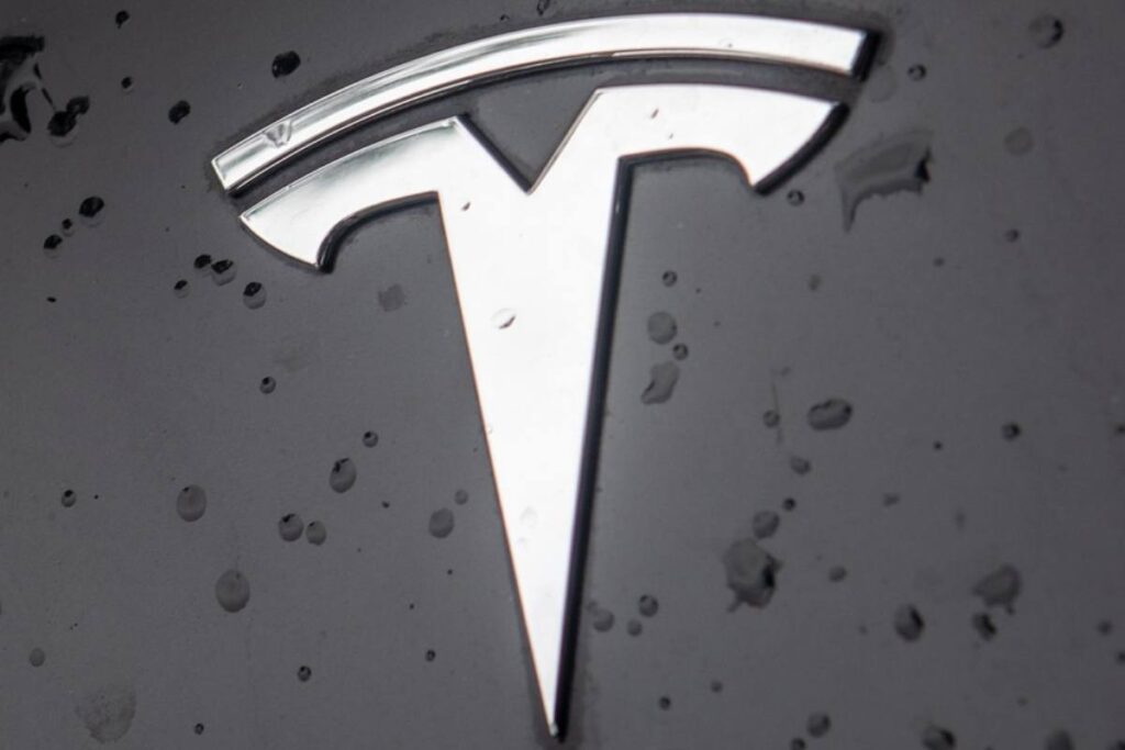 Tesla guida autonoma novità