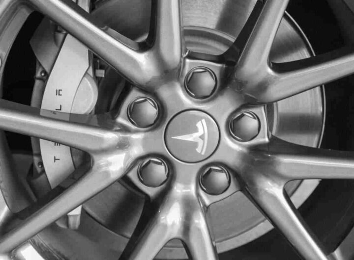 Tesla auto elettriche