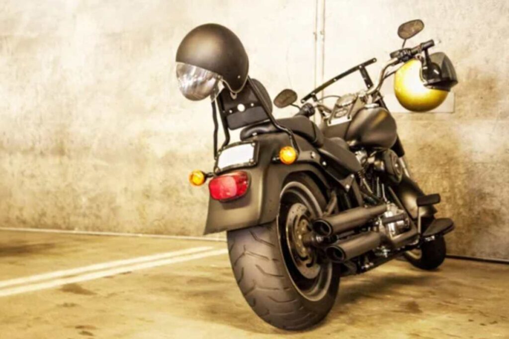 Moto parcheggiata in posto auto