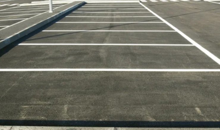 Parcheggio con strisce bianche