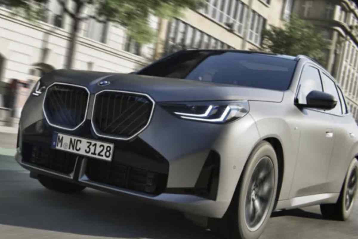 BMW ha adottato una strategia di prodotto flessibile, proponendo la iX3 in versioni elettriche a singolo o doppio motore