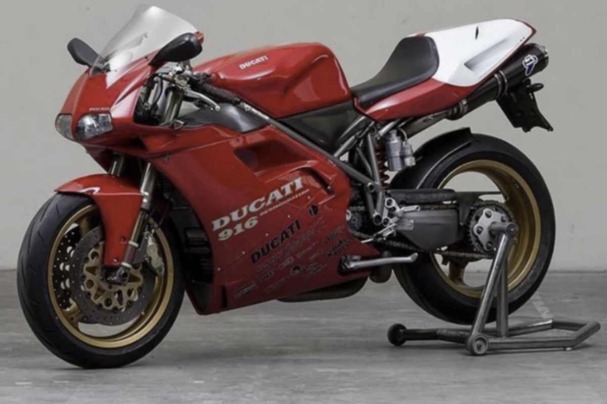 La 916 non si limitò a stupire per la sua estetica: la sua vera potenza fu dimostrata sulle piste del Campionato Mondiale Superbike.