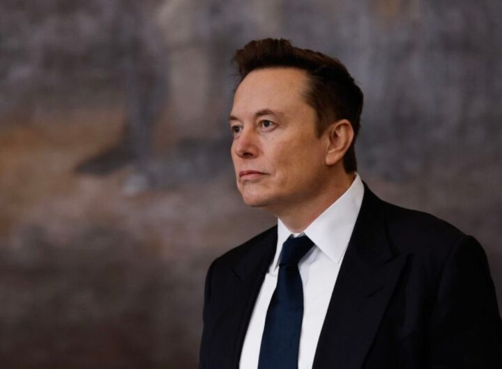 La promessa di Elon Musk, fondatore e CEO di Tesla, di un servizio di taxi completamente autonomo si scontra con la realtà di un progetto