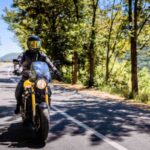 Motociclista con crossover