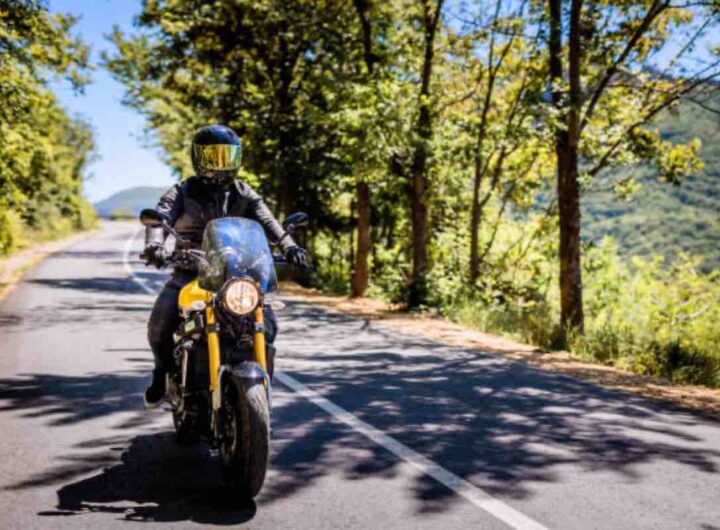 Motociclista con crossover