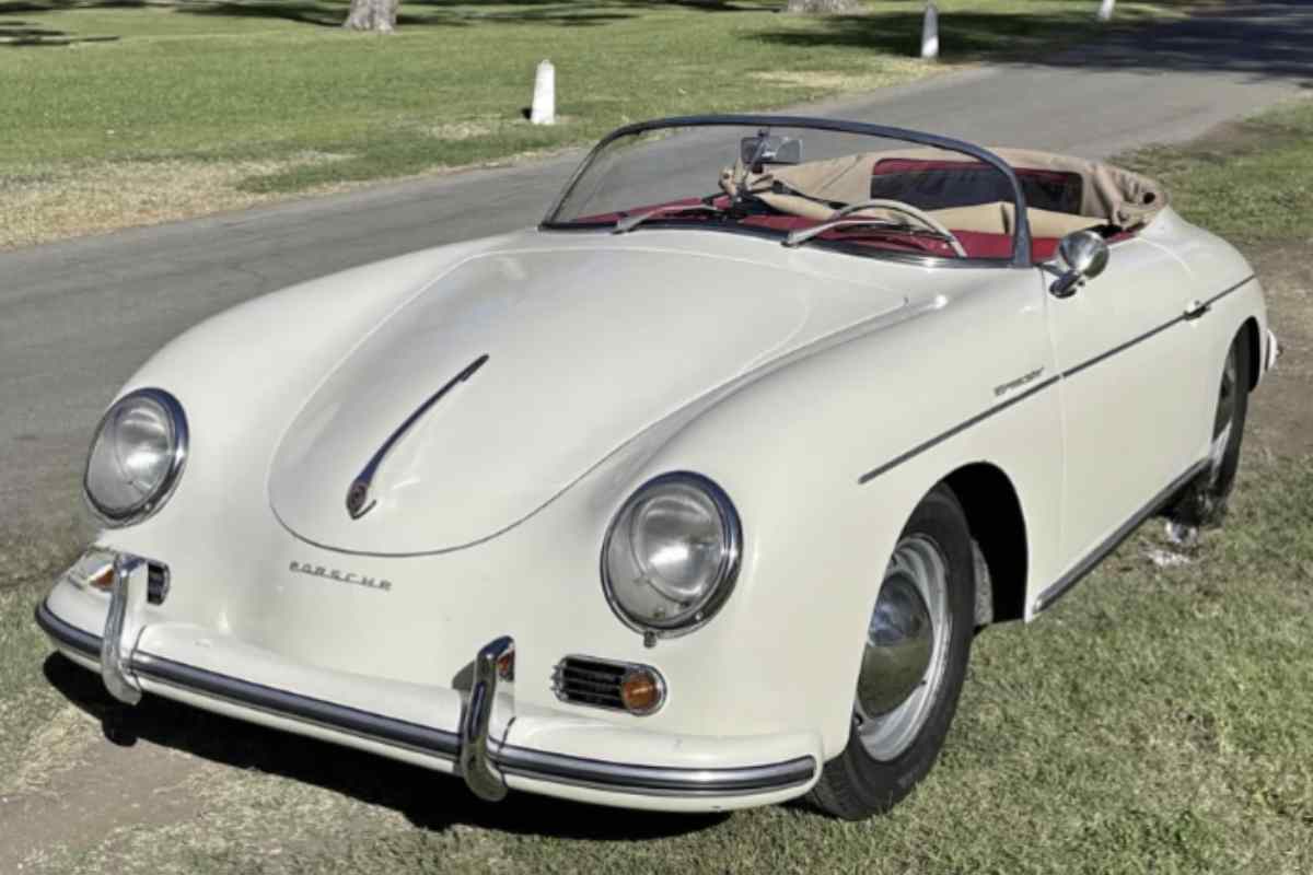 La Porsche 356 Pre-A Speedster è uno dei modelli più iconici della storia del marchio tedesco. Prodotta a partire dal 1954,