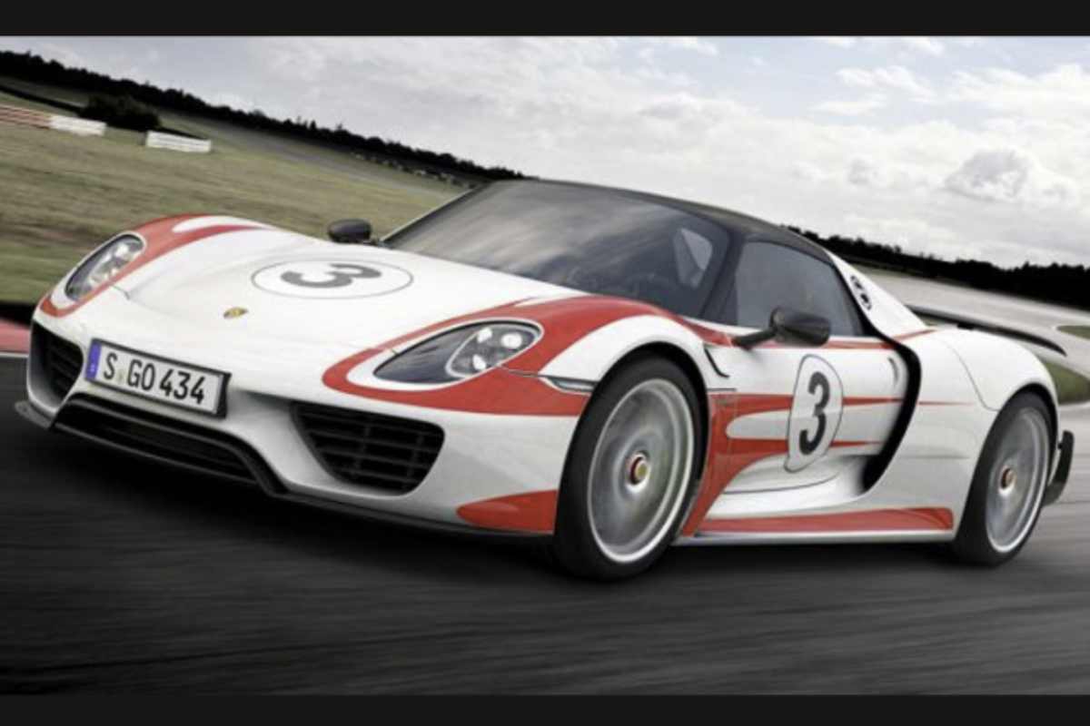 Nonostante la produzione sia cessata nel 2015, la Porsche 918 Spyder Weissach continua a mantenere un ruolo di primo piano nel panorama